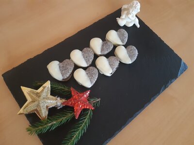Mohnherzen auf Schieferplatte | © Urlaub am Bauernhof / Sylvia Schilcher Mohnherzen liegen auf Schieferplatte mit weihnachtlicher Dekoration | © Urlaub am Bauernhof / Sylvia Schilcher