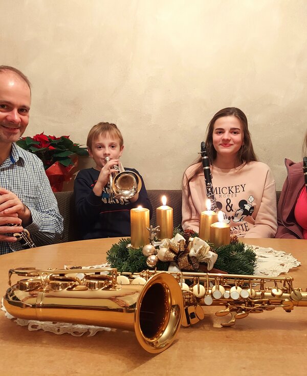 Familie Mayer sitzt mit ihren Musikinstrumenten um den Tisch | © Urlaub am Bauernhof / Mayer