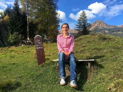 Frau beim Wandern in Bad Hofgastein | © Antje Zimmermann / Urlaub am Bauernhof Frau macht Pause beim Wandern in Bad Hofgastein und sitzt auf einer kleinen Bank | © Antje Zimmermann / Urlaub am Bauernhof