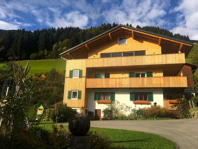 Der Sallerhof im Montafon von außen | © Antje Zimmermann / Urlaub am Bauernhof Der Sallerhof im Montafon von außen im Sommer | © Antje Zimmermann / Urlaub am Bauernhof