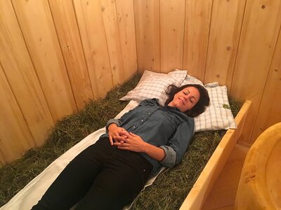 Frau liegt auf Heubett | © Antje Zimmermann / Urlaub am Bauernhof Frau liegt entspannt auf Heubett am Bauernhof Saller | © Antje Zimmermann / Urlaub am Bauernhof
