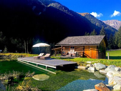 Der Sepplsee am Bastlshof | © Antje Zimmermann / Urlaub am Bauernhof Eine Hütte neben dem Sepplsee am Bastlshof in Tirol | © Antje Zimmermann / Urlaub am Bauernhof