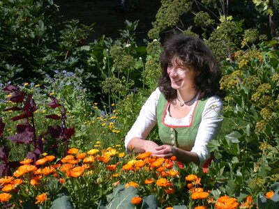 Bäuerin bei den Ringelblumen | © Karin Schabus Bäuerin bei den Ringelblumen | © Karin Schabus