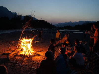 Gäste am Lagerfeuer im Dunkeln | © Bio-Bergbauernhof Weger Gäste sitzen am Lagerfeuer im Dunkeln und grillen | © Bio-Bergbauernhof Weger