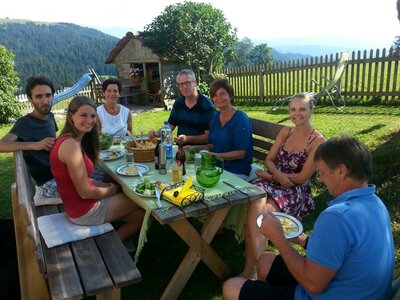 Familie Eller beim Essen im Garten | © Urlaub am Bauernhof Österreich / Eller Familie Eller beim Spätzle essen im Garten | © Urlaub am Bauernhof Österreich / Eller