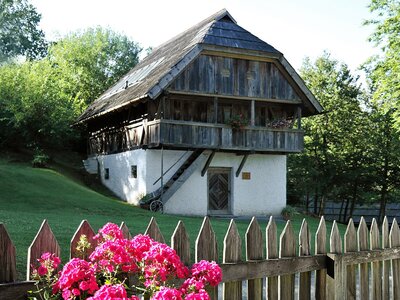 Der Lemischstadel | © Freilichtmuseum Maria Saal/ Foto: Melitta Tschinder Der Lemischstadel unten vermauert oben aus Holz | © Freilichtmuseum Maria Saal/ Foto: Melitta Tschinder