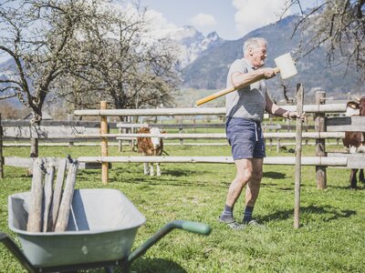 Bauer repariert Zaun | © Urlaub am Bauernhof / Pascal Baronit Bauer repariert Zaun | © Urlaub am Bauernhof / Pascal Baronit