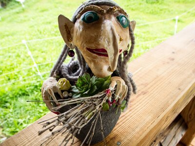 Kräuterhexe | © Urlaub am Bauernhof Österreich Eine Kräuterhexe als Deko im Garten | © Urlaub am Bauernhof Österreich