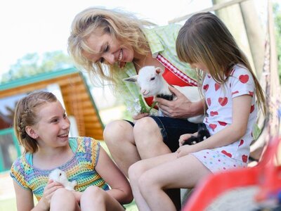 Bäuerin mit 2 Mädchen und Kitz | © Urlaub am Bauernhof Österreich / Kerndler Bäuerin mit 2 Mädchen und Kitz im Freien | © Urlaub am Bauernhof Österreich / Kerndler