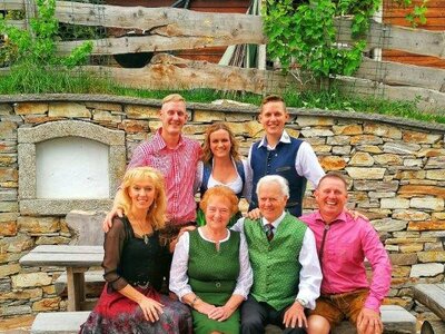 Familie Kerndler | © Urlaub am Bauernhof Österreich / Kerndler Familie Kerndler beim Gruppenfoto im Freien | © Urlaub am Bauernhof Österreich / Kerndler