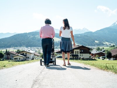 Spaziergang am Prechtlhof mit Kinderwagen | © Urlaub am Bauernhof / Daniel Gollner Spaziergang am Prechtlhof mit Kinderwagen | © Urlaub am Bauernhof / Daniel Gollner