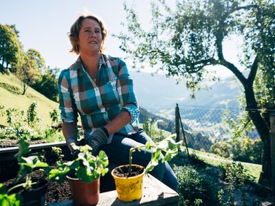 Bäuerin bei der Gartenarbeit am Siedlerhof | © Urlaub am Bauernhof / Daniel Gollner Bäuerin bei der Gartenarbeit am Siedlerhof | © Urlaub am Bauernhof / Daniel Gollner