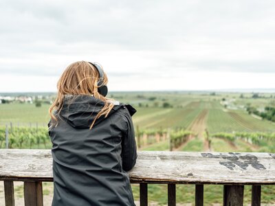 Maria Wendelin auf Aussichtsplattform | © Urlaub am Bauernhof / Daniel Gollner Maria Wendelin steht auf einer Aussichtsplattform | © Urlaub am Bauernhof / Daniel Gollner