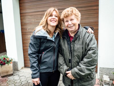 Maria Wendelin mit Oma | © Urlaub am Bauernhof / Daniel Gollner Maria Wendelin mit ihrer Oma | © Urlaub am Bauernhof / Daniel Gollner