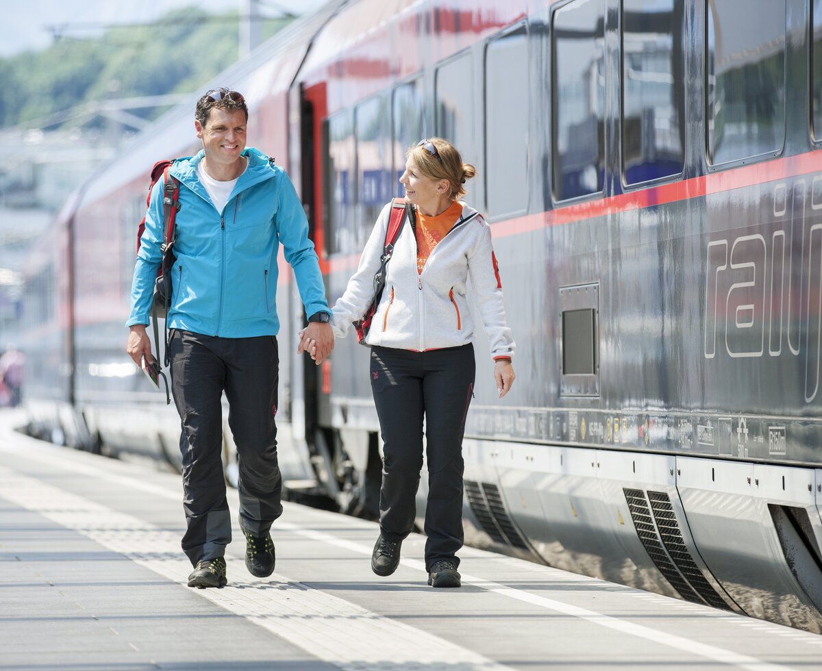 Raus aus dem Zug, rauf auf den Berg! | © ÖBB / Harald Eisenberger Paar reist mit dem Zug zum Wanderurlaub an | © ÖBB / Harald Eisenberger