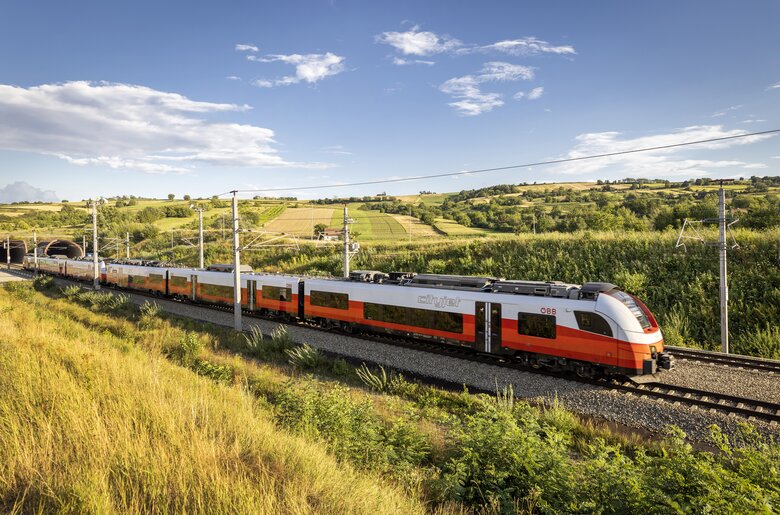 Auf der Fahrt durch Österreichs schönste Landschaften | © ÖBB / Harald Eisenberger Zug fährt durch wunderschöne Landschaft | © ÖBB / Harald Eisenberger