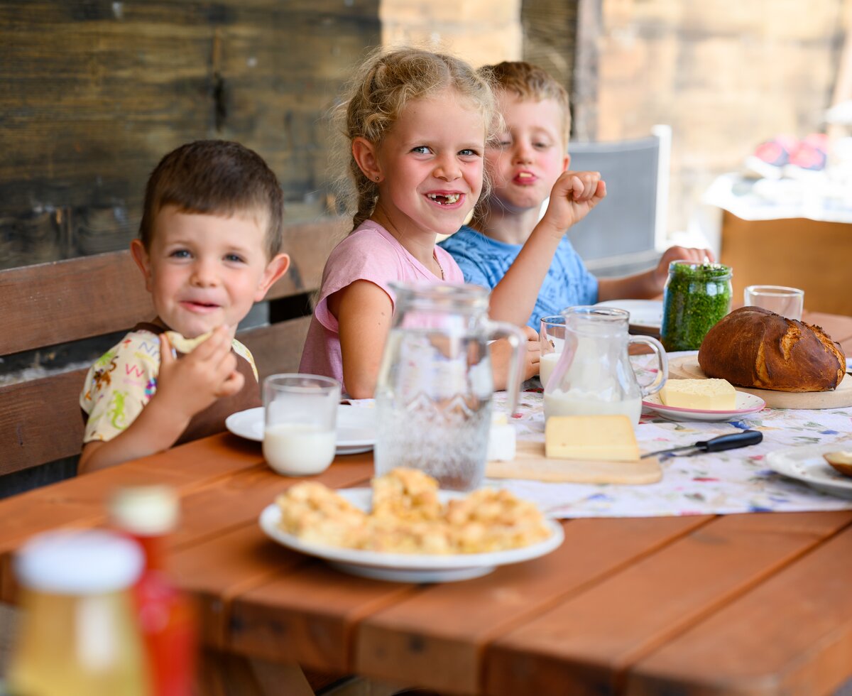 Jause | © Urlaub am Bauernhof / Punkt und Komma Kinder essen eine Jause | © Urlaub am Bauernhof / Punkt und Komma