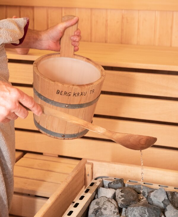Aufguss in Sauna Verwoehnbauernhof Muehlviertel | © Urlaub am Bauernhof / Punkt und Komma