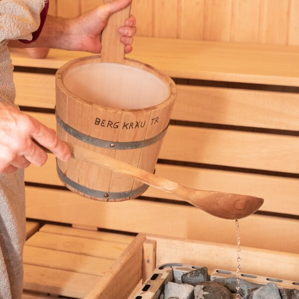 Aufguss in Sauna Verwoehnbauernhof Muehlviertel | © Urlaub am Bauernhof / Punkt und Komma