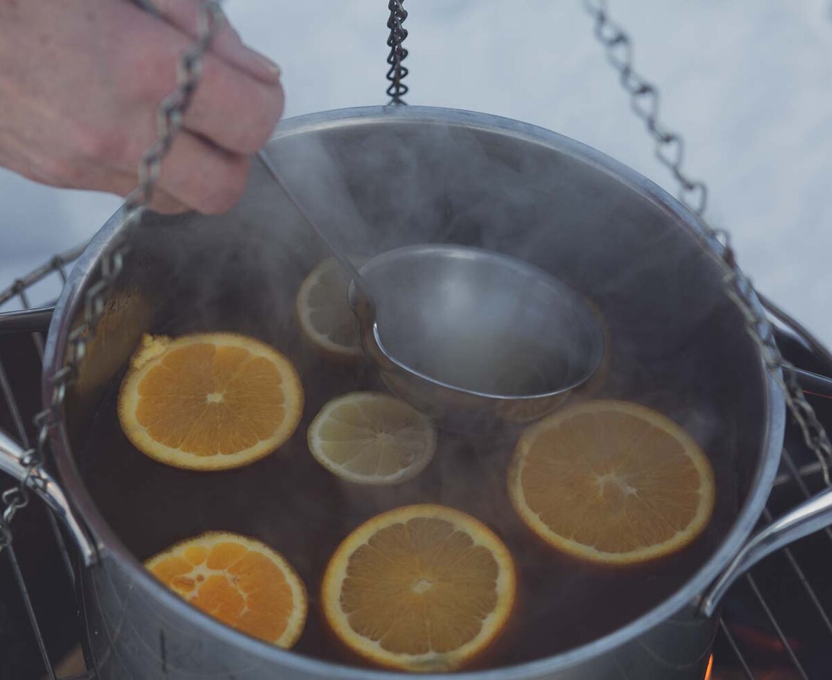 Dampfender Topf mit Punsch | © Urlaub am Bauernhof / Pascal Baronit Dampfender Topf mit Punsch und Orangen | © Urlaub am Bauernhof / Pascal Baronit