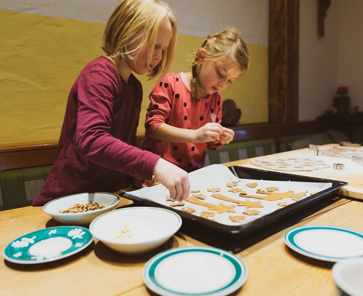 Kinder verzieren und dekorieren Kekse | © Urlaub am Bauernhof / Pascal Baronit
