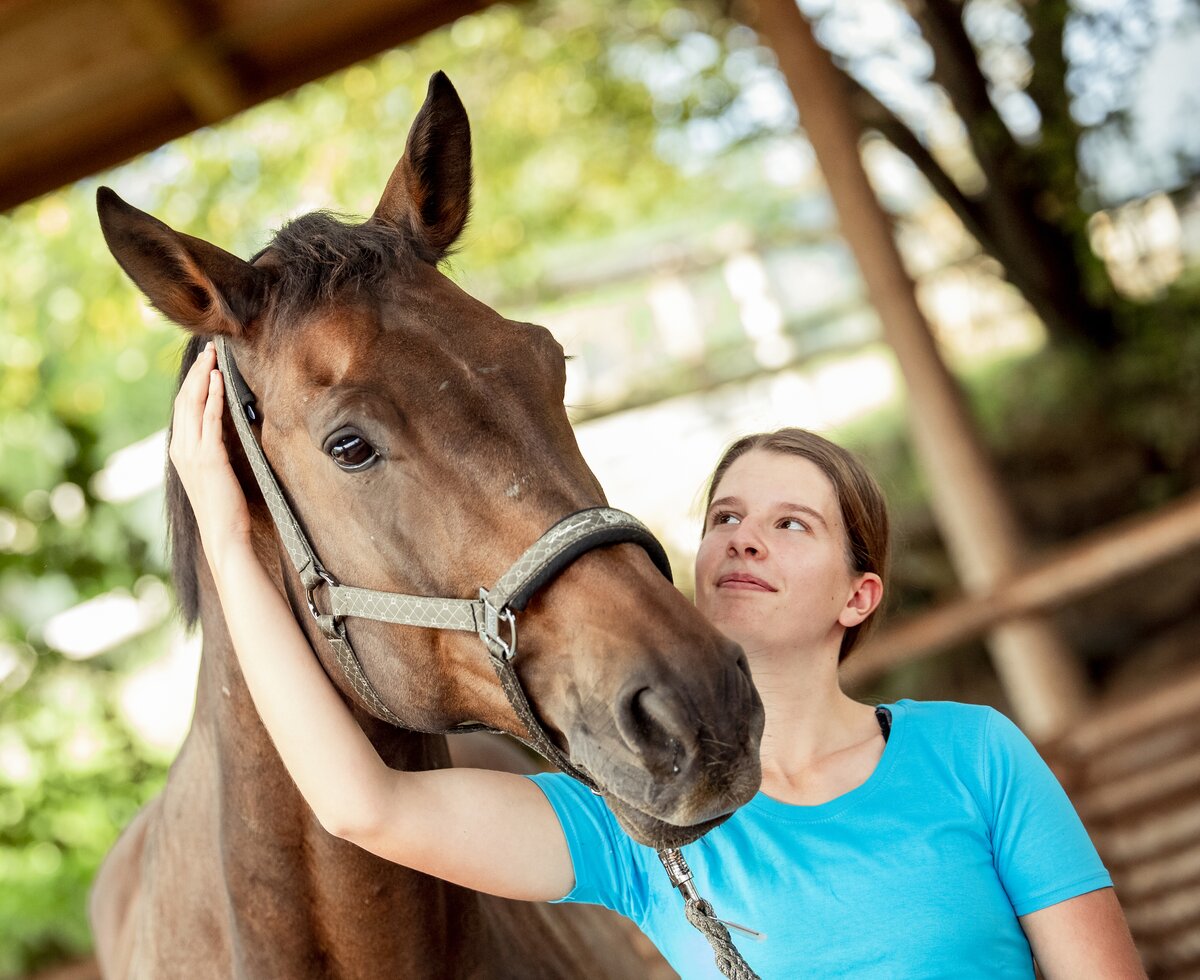 Mädchen mit Pferd am am Pferdehof Stockner | © Urlaub am Bauernhof Österreich / Andreas Hofer Mädchen mit Pferd am am Pferdehof Stockner auf der Teichalm | © Urlaub am Bauernhof Österreich / Andreas Hofer