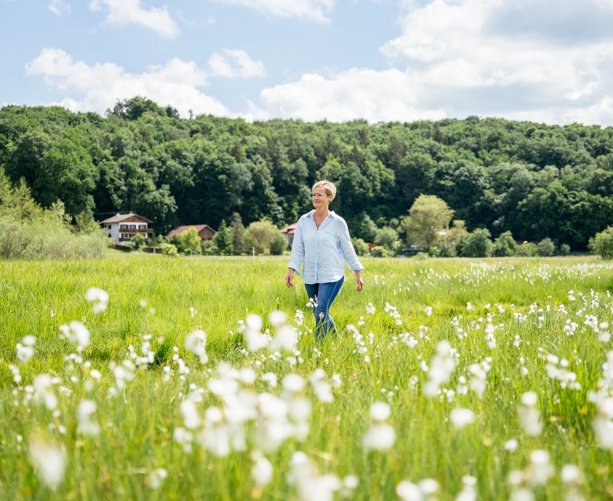 Frau geht durch Feld | © Daniel Gollner / Urlaub am Bauernhof Frau geht durch das Feld | © Daniel Gollner / Urlaub am Bauernhof