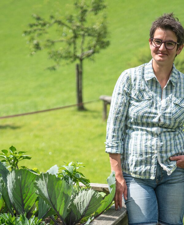 Barbara Lainer im Gemüsegarten | © Urlaub am Bauernhof im SalzburgerLand / Matthias Gruber