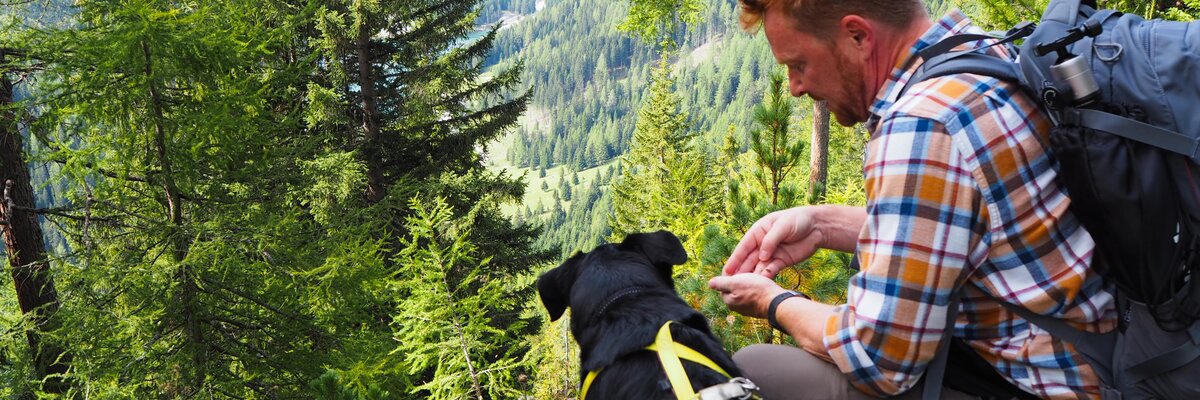 Mann mit Hund beim Wandern | © www.wiederunterwegs.com / Angelika Mandler-Saul