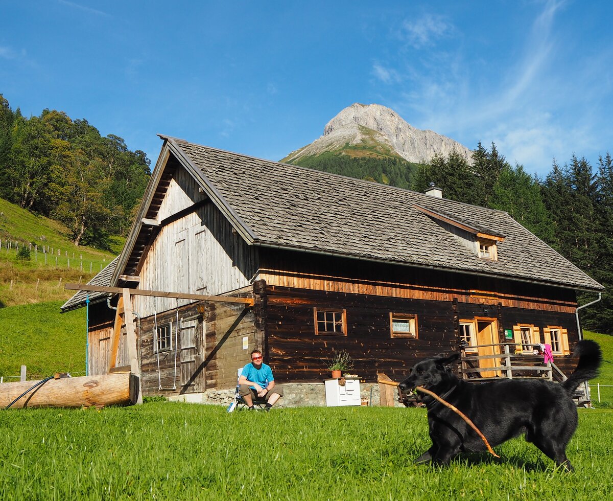 Hund läuft über Wiese vor der Almhütte | © www.wiederunterwegs.com / Angelika Mandler-Saul Hund läuft über Wiese vor der Almhütte | © www.wiederunterwegs.com / Angelika Mandler-Saul