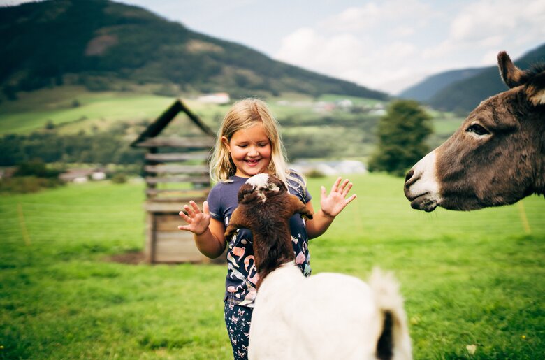 Mädchen mit Ziege und Esel | © Urlaub am Bauernhof im SalzburgerLand / Daniel Gollner