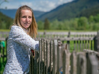 Sabine Grünwald | © Urlaub am Bauernhof im SalzburgerLand / Matthias Gruber Sabine Grünwald vom Loitzhof in Untertauern lehnt am Gartenzaun. | © Urlaub am Bauernhof im SalzburgerLand / Matthias Gruber