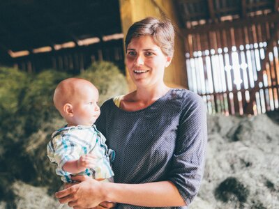 Conny Viehhauser mit Kind, Schwabhof in Kleinarl, Salzburger Land | © Urlaub am Bauernhof Salzburger Land / Daniel Gollner Conny Viehhauser mit Kind, Schwabhof in Kleinarl, Salzburger Land | © Urlaub am Bauernhof Salzburger Land / Daniel Gollner