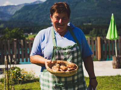 Freshly baked rolls | © Farmholidays in SalzburgerLand / Matthias Gruber Host Karin Pöllmann from Stallerbauer in Ried am Wolfgangsee serves freshly baked rolls. | © Farmholidays in SalzburgerLand / Matthias Gruber