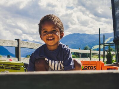 Bub beim Spielen am Unterlehengut in Flachau, Salzburger Sportwelt | © Urlaub am Bauernhof Salzburger Land / Matthias Gruber Bub beim Spielen am Unterlehengut in Flachau, Salzburger Sportwelt | © Urlaub am Bauernhof Salzburger Land / Matthias Gruber