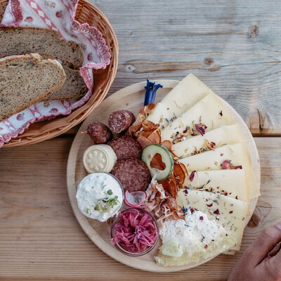 Almjause mit Fleisch, Käse und Brot | © Urlaub am Bauernhof/ Nadja Jabli
