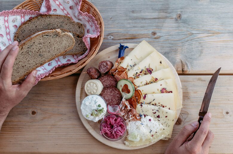 Almjause mit Fleisch, Käse und Brot | © Urlaub am Bauernhof/ Nadja Jabli