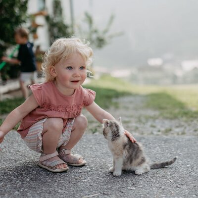 Maedchen streichelt Katze | © Urlaub am Bauernhof/ Nadja Jabli