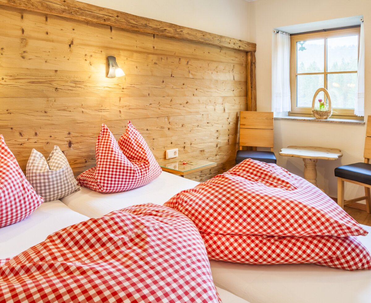 Schlafzimmer am Wohlfühlbauernhof Bambichlgut | © Urlaub am Bauernhof im SalzburgerLand / Bernd Suppan Schlafzimmer am Wohlfühlbauernhof Bambichlgut | © Urlaub am Bauernhof im SalzburgerLand / Bernd Suppan