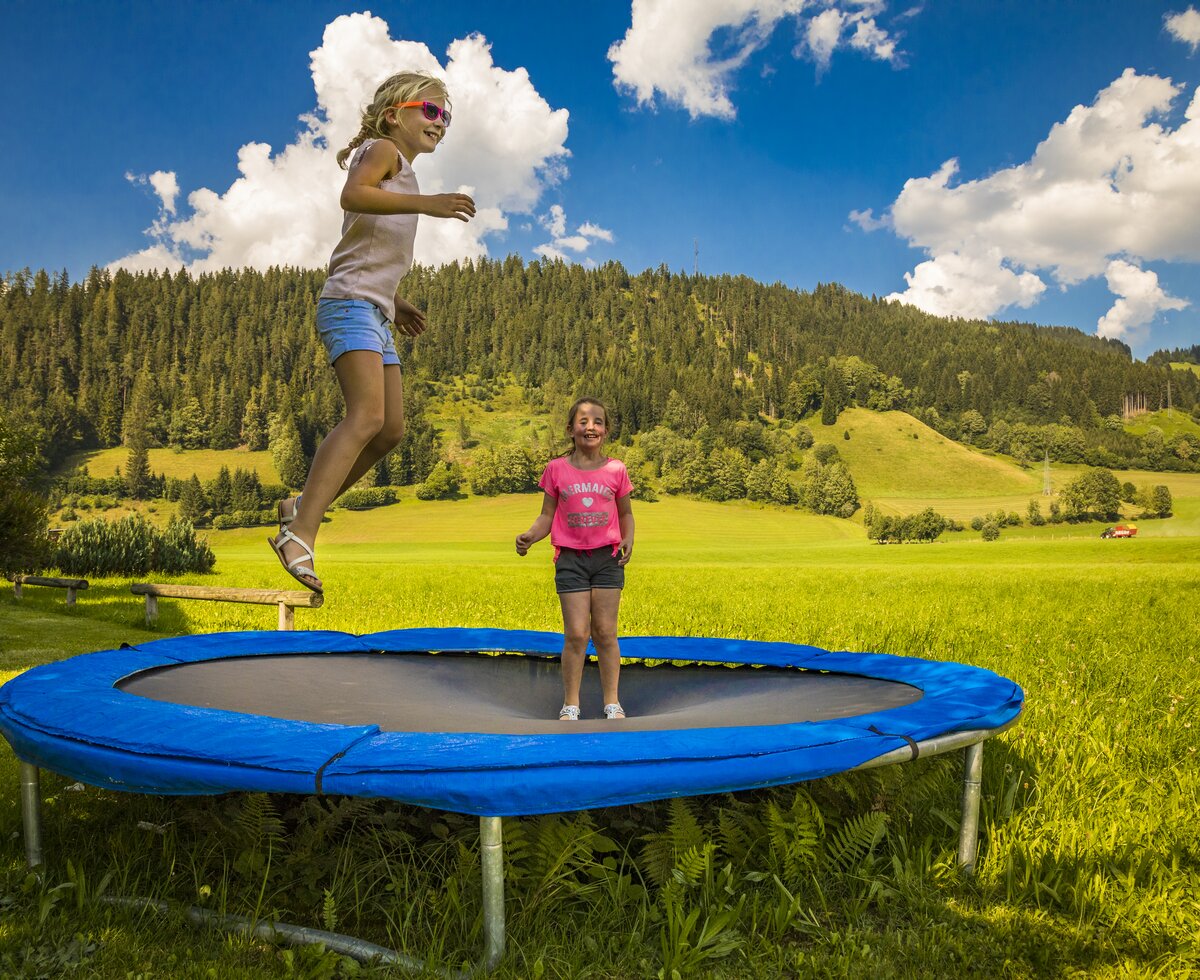 Trampolin springen, Ferienbauernhof Arnoldgut in Radstadt, Salzburger Land | © Urlaub am Bauernhof Salzburger Land / Bernd Suppan Trampolin springen, Ferienbauernhof Arnoldgut in Radstadt, Salzburger Land | © Urlaub am Bauernhof Salzburger Land / Bernd Suppan
