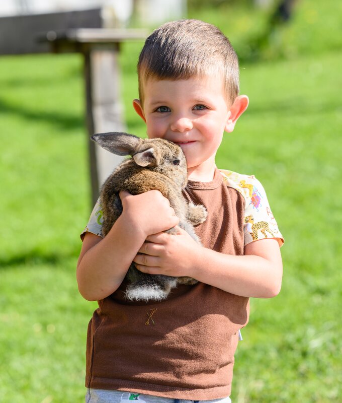 Bub mit Hase | © Urlaub am Bauernhof / Punkt & Komma