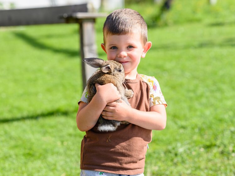 Bub mit Hase | © Urlaub am Bauernhof / Punkt & Komma