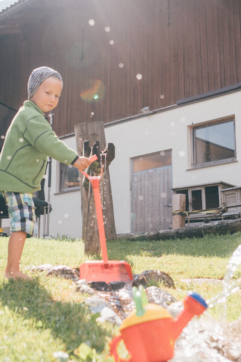 Kinder beim Spielen am Schwabhof in Kleinarl. | © Urlaub am Bauernhof/ Wie wir leben