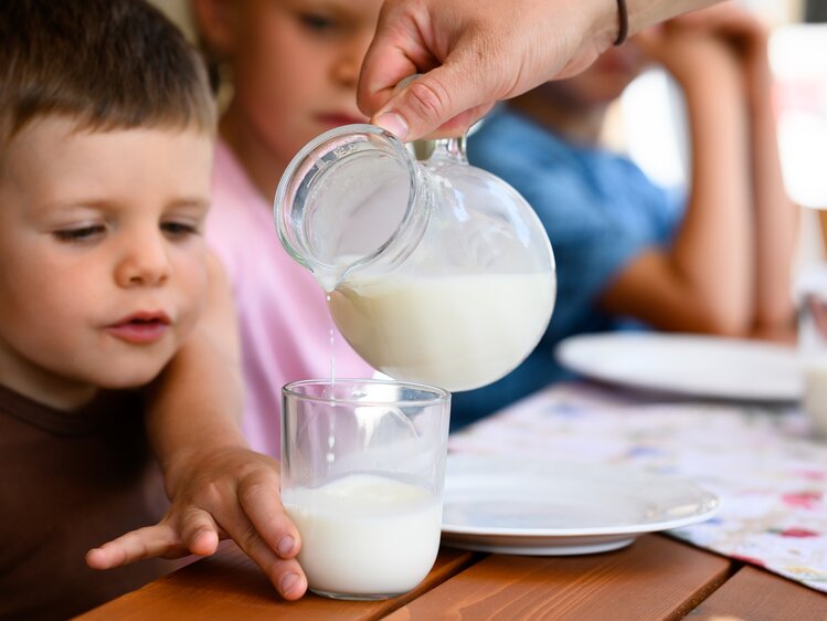 Kinder genießen ein Glas Milch. | © Urlaub am Bauernhof im SalzburgerLand/Bernd Suppan.