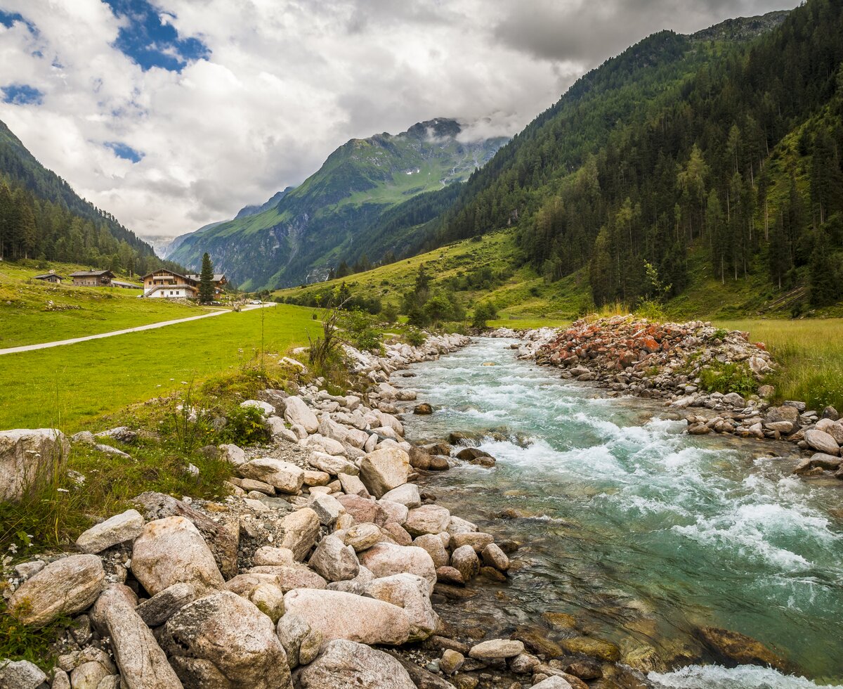 Smaragdalm im Habachtal, Nationalpark Hohe Tauern, Salzburger Land | © Urlaub am Bauernhof Salzburg / Bernd Suppan Gebirgsbach in der Almlandschaft auf der Smargadalm im Habachtal, Nationalpark Hohe Tauern | © Urlaub am Bauernhof Salzburg / Bernd Suppan