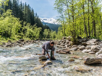 Goldwaschen in Rauris, Nationalpark Hohe Tauern, Salzburger Land | © Salzburger Land Tourismus / Achim Meurer Goldwaschen in Rauris, Mann im Bach, Nationalpark Hohe Tauern, Salzburger Land | © Salzburger Land Tourismus / Achim Meurer