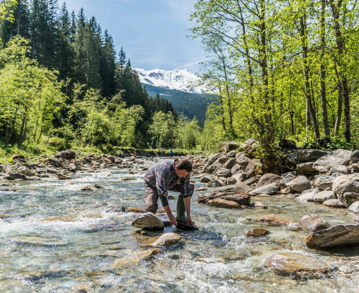 Goldwaschen in Rauris, Nationalpark Hohe Tauern, Salzburger Land | © Salzburger Land Tourismus / Achim Meurer Goldwaschen in Rauris, Mann im Bach, Nationalpark Hohe Tauern, Salzburger Land | © Salzburger Land Tourismus / Achim Meurer
