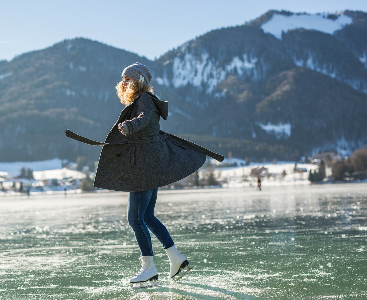 Eislaufen am Fuschlsee | © SLT / Michael Groessinger Eine junge Frau fährt auf Schlittschuhen über den Fuschlsee im SalzburgerLand. | © SLT / Michael Groessinger