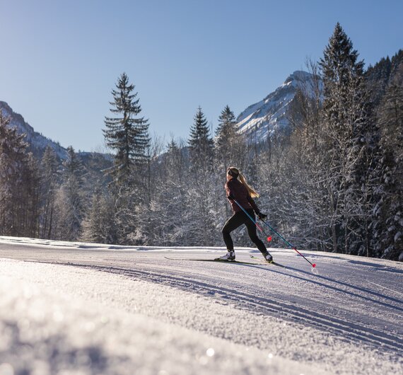 Frau beim Langlaufen auf der Langlaufloipe in Faistenau. | © SLT / Michael Groessinger