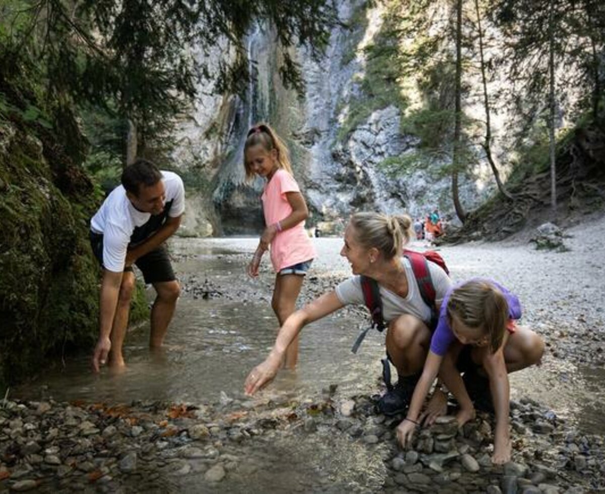 Familie am Plötzwasserfall in Ebenau | © Christian Größinger Familie am Plötzwasserfall in Ebenau | © Christian Größinger